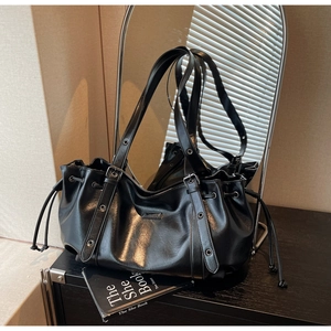 Détail du sac fourre-tout noir brillant en cuir PU avec cordon et poignées réglables