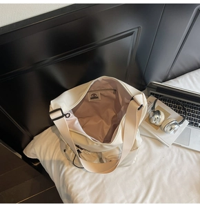 Λεπτομέρεια λευκής νάιλον τσάντας με εσωτερική τσέπη και ρυθμιζόμενο ιμάντα ώμου