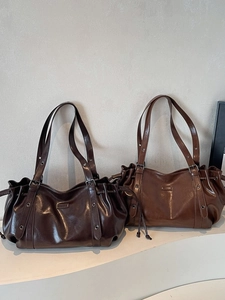 Sacs cabas en similicuir poli marron foncé et caramel avec détails d'œillets métalliques