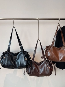 Grand sac bandoulière en cuir PU pour femme avec cordon de serrage et rivets métal