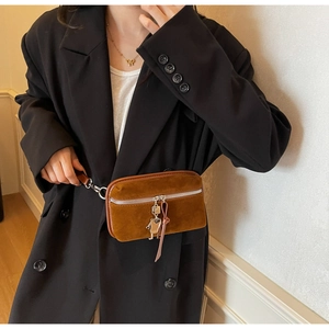 Sac banane en daim marron mat avec pendentif robot argenté et détails frangés