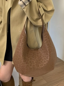 Vintage hobo shoulder bag with brown leopard print pattern and large capacity design