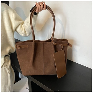 Détail du grand sac cabas en daim marron foncé avec petite pochette assortie et boucle