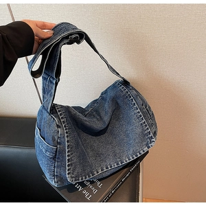Dettaglio della borsa hobo retrò in denim blu con patta spaziosa e tasca laterale