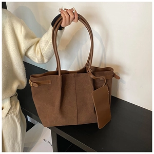 Détail du grand sac cabas en daim marron foncé avec sa pochette zippée assortie