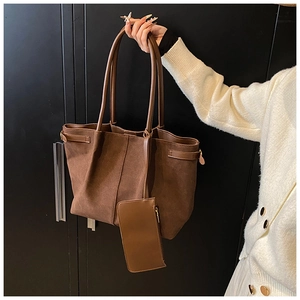 Détail du sac cabas marron en daim et sa pochette zippée assortie avec texture mate