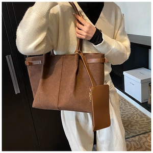 Détail du grand sac cabas en daim marron avec pochette zippée assortie et boucle métallique