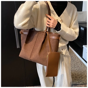 Vue détaillée du grand sac cabas en daim marron avec pochette assortie pour le quotidien