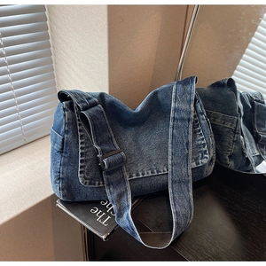 Dettaglio della borsa a tracolla in denim vintage con cuciture e tracolla regolabile