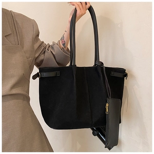 Détails du grand cabas en daim noir avec lanières en cuir et pochette assortie