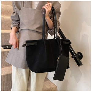 Détail du grand cabas en daim noir avec boucle en cuir et pochette assortie pour le bureau