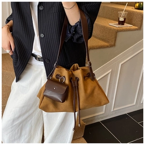 Borsa a secchiello marrone con chiusura a coulisse e mini pochette staccabile marrone scuro