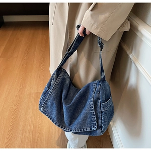 Dettaglio della borsa hobo in denim lavato vintage con tracolla regolabile e tessuto