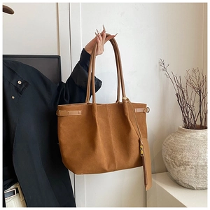 Détails du sac fourre-tout en suédine marron avec boucles latérales et pochette zippée assortie