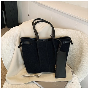 Vue détaillée du grand sac cabas noir avec pochette assortie dans un décor de bureau épuré