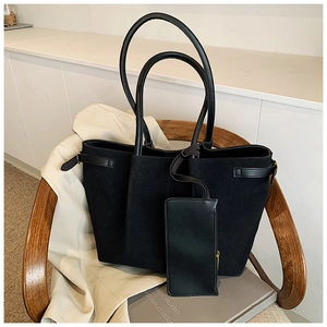 Détail du grand sac cabas en daim noir avec pochette assortie pour un style urbain