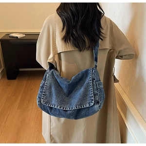Dettaglio della borsa a tracolla oversize in denim blu vintage con trama lavata