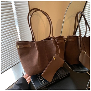 Détail du sac cabas en daim marron avec sangle en cuir et pochette assortie