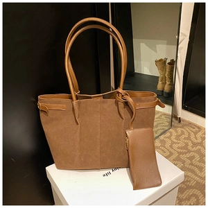 Sac fourre-tout en suédine marron avec boucles métalliques et pochette assortie