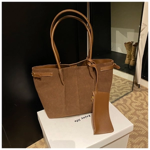 Vue détaillée de l'ensemble sac fourre-tout en daim marron avec pochette zippée