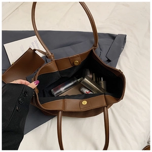 Sac fourre-tout marron en daim avec pochette intérieure, grande capacité et fermoir aimanté