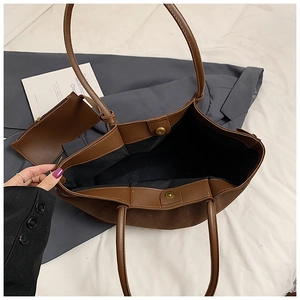 Vue intérieure du sac cabas en daim marron avec fermeture magnétique et pochette