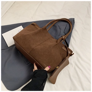 Détail du grand sac cabas en daim marron avec boucles et mini pochette assortie