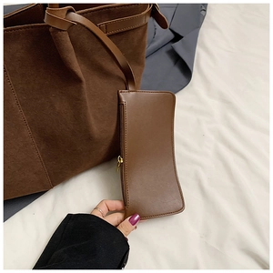 Détail du sac cabas en suédine avec pochette zippée amovible et finition chocolat de luxe