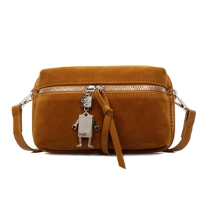 Sac bandoulière en cuir mat fauve avec pendentif robot rétro et détails zippés