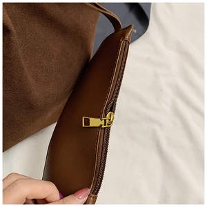 Détails du sac fourre-tout en daim marron foncé avec pochette intérieure en cuir et zip doré