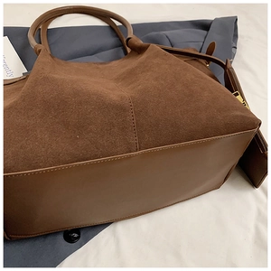 Détail du grand sac cabas en daim marron foncé avec sa pochette zippée assortie