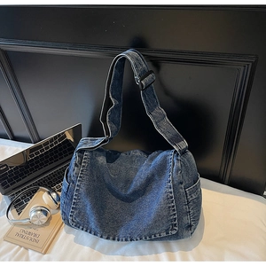 Vista dettagliata della borsa a tracolla in denim retrò con tracolla regolabile e tasca