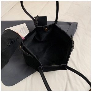 Détail du grand sac cabas en daim noir avec fermoir magnétique et boucle latérale