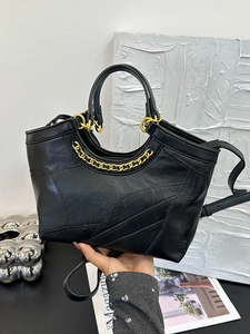 Elegante schwarze Tragetasche mit Litschi-Struktur Goldkette und asymmetrischer Naht