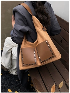 Outdoor-Aufnahme der camelfarbenen Wildleder-Tote-Bag mit Nieten und braunen Akzenten