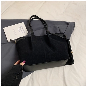 Détail du grand sac cabas en daim noir avec patchwork en cuir et petite pochette