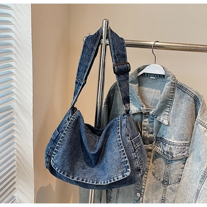 Dettaglio della borsa a tracolla in denim blu con tracolla regolabile e lavaggio vintage
