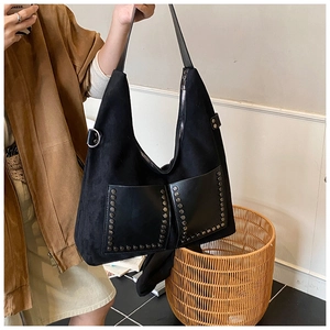 Detail der schwarzen Vintage Wildledertasche mit silbernen Nieten und Vordertaschen