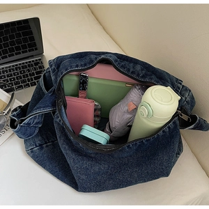 Interno della borsa hobo in denim blu scuro con ampia capacità per laptop e oggetti