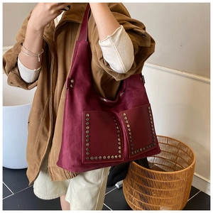 Nahaufnahme der weinroten matten Hobo-Tasche mit Vintage-Nieten und Fronttaschen