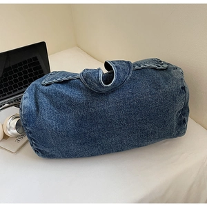 Dettaglio della borsa a cilindro in denim blu con design a colletto e trama lavata