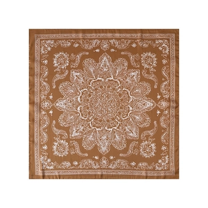 Détail d'un foulard carré marron caramel avec motifs paisley et mandala blancs