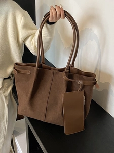 Grand sac cabas minimaliste en daim marron foncé avec bandoulière et pochette intérieure