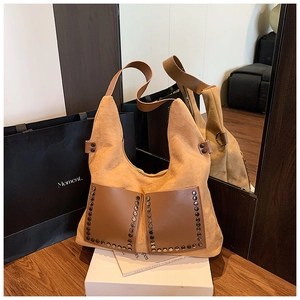Detailansicht der braunen Wildleder-Hobo-Tasche mit Vintage-Nieten und Fronttaschen