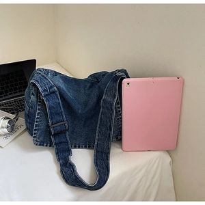 Capiente borsa a tracolla in denim con laptop e tablet per mostrare la grande capacità