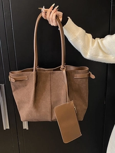 Grand sac cabas en daim marron avec petite pochette et lanières en cuir élégantes