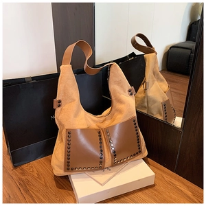 Detailansicht der Vintage-Wildledertasche mit Nieten-Taschen und mattem Leder-Finish
