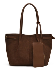Sac fourre-tout en daim marron avec anses en cuir et pochette assortie sur fond blanc