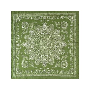 Détail d'un foulard carré vert avec des motifs mandala et paisley en tissu léger et doux