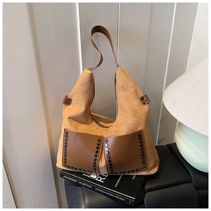 Detail der Hobo-Tasche mit Vintage-Nieten auf braunem Wildleder und Ledertaschen